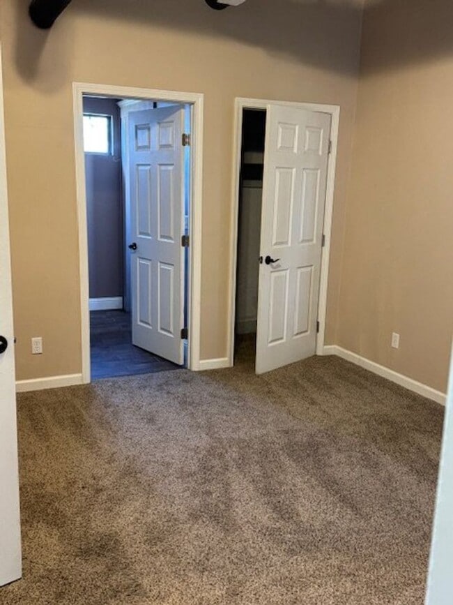 Building Photo - Charming Duplex  3BR / 2B Home with Modern Comforts – Available Now!