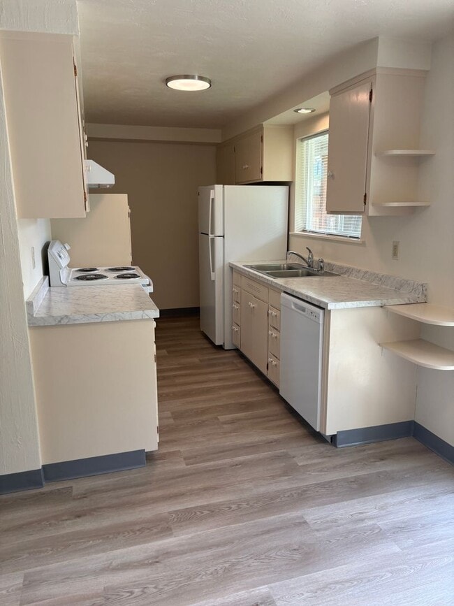 Building Photo - Updated 2BD/1BA Duplex in Cal Young Neighborhood