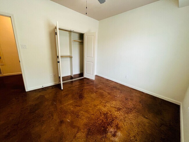 Building Photo - 2801 Sandage Ave