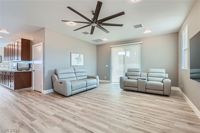 Building Photo - 7074 Pinebrook Ct