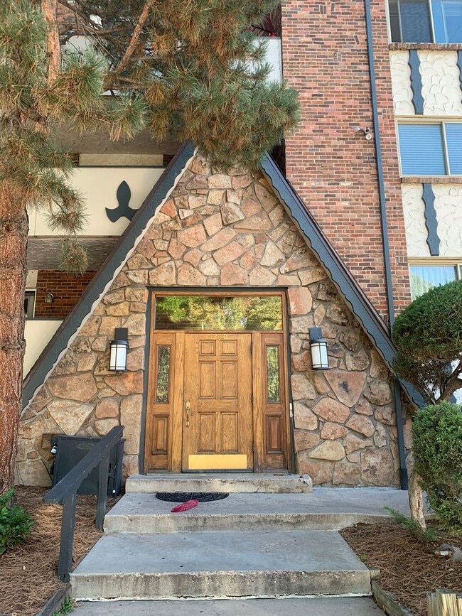 Building Photo - 1 Bedroom 1 Bathroom in Congress Park      **Move-In Special**