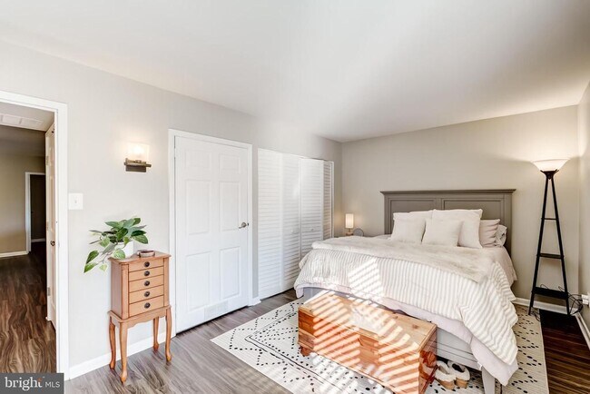 Building Photo - 11260 Chestnut Grove Square