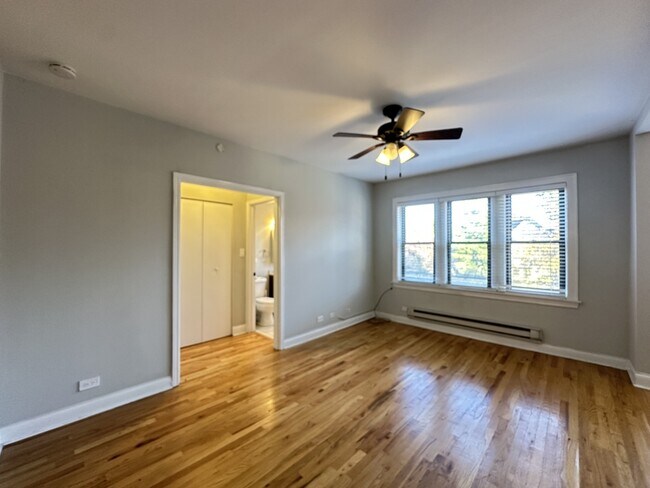 Building Photo - 4742 N Hermitage Ave