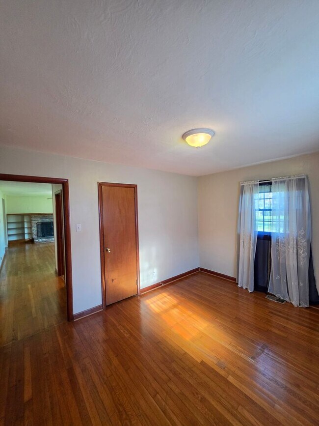 Building Photo - 3/1 in Elizabethton on corner lot in quiet neighborhood