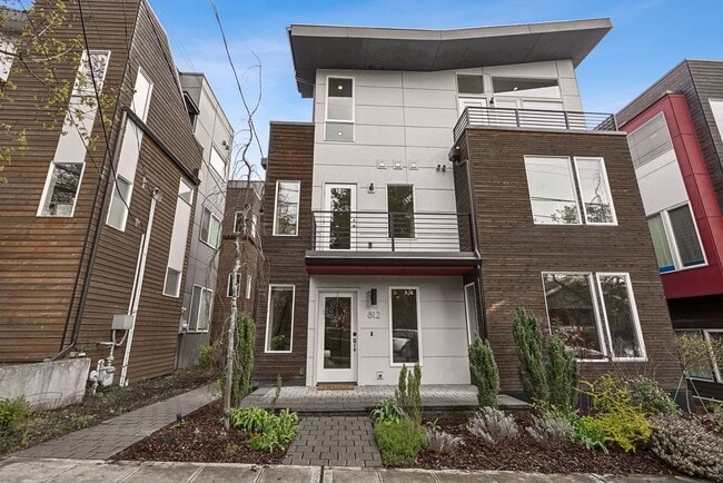 Building Photo - Judkin Parks Townhome