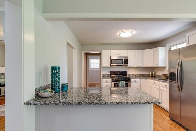 Building Photo - $2500/mo A newly remodeled 3 bedroom 2.5 B...