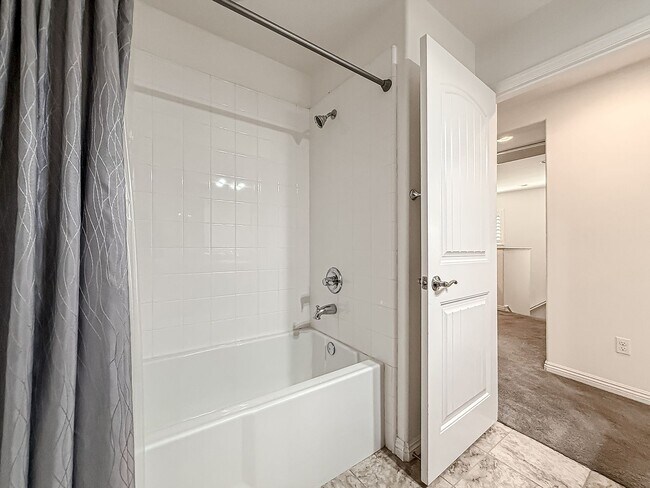 Building Photo - 3 bed, 2 1/2 bath townhome in sought-after Oak Terrace community