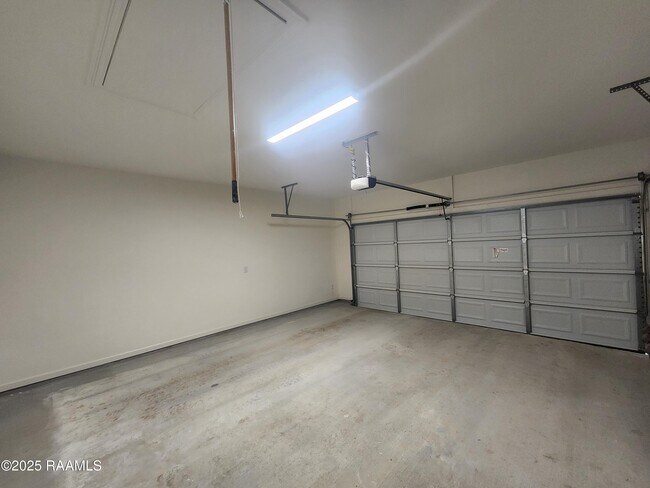 Building Photo - 208 Stockbridge Ln