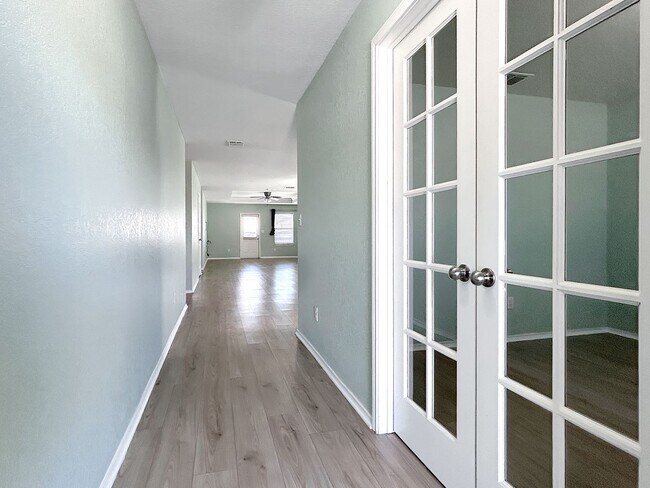 Building Photo - Far West Side 3BR Home with Study, Island Kitchen & Covered Patio