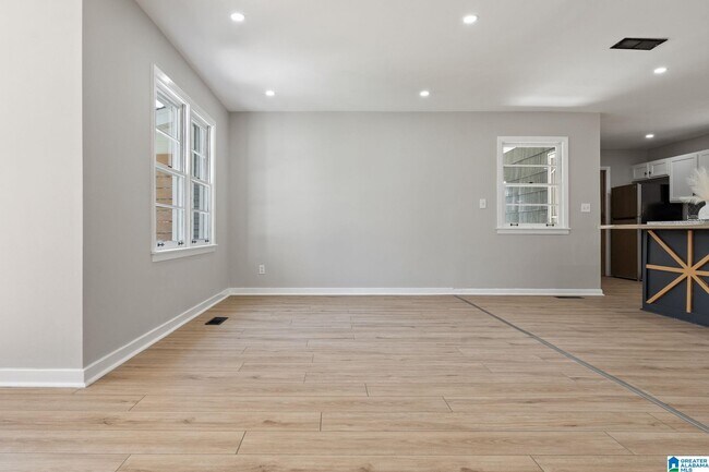 Building Photo - 852 Twin Lake Dr NE