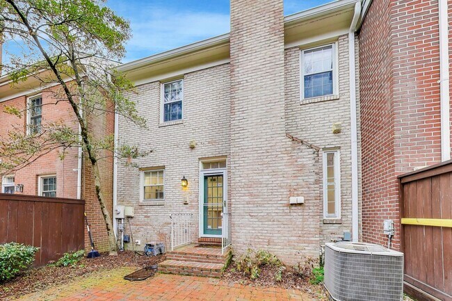 Building Photo - Spectacular 3 Bed + LOFT + 3.5 Bath- Custom Kitchen & Master Retreat w/ Beautiful Updates