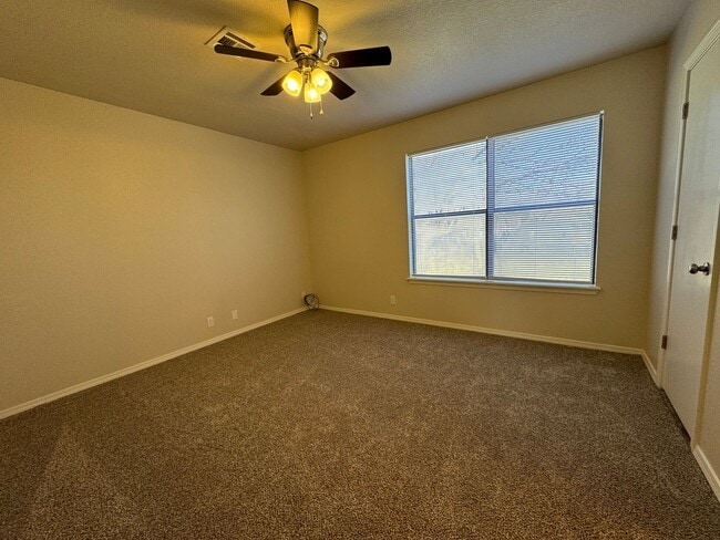 Building Photo - Gorgeous 3 bedroom 2 bathroom home