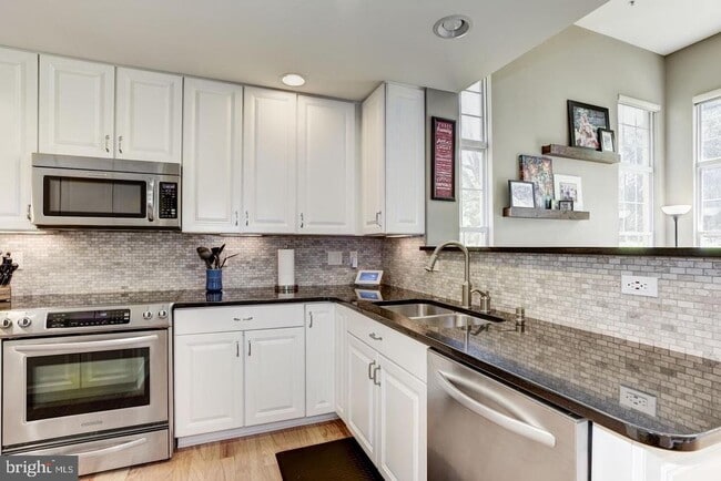 Building Photo - 12085 Trumbull Way