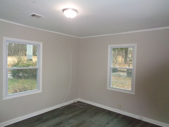 Building Photo - 2 Bdroom 1 Bath Home