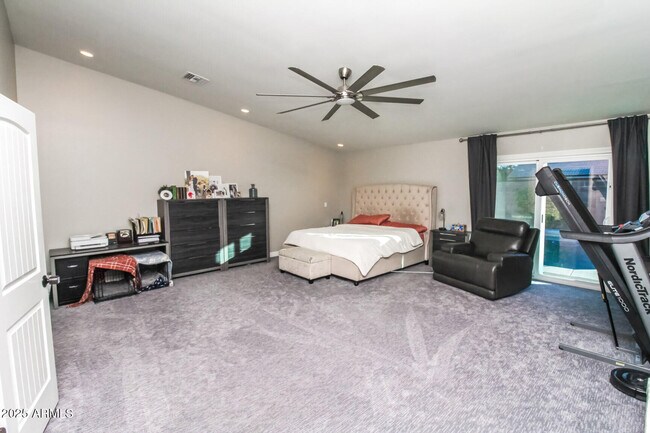 Building Photo - 907 E San Remo Ave