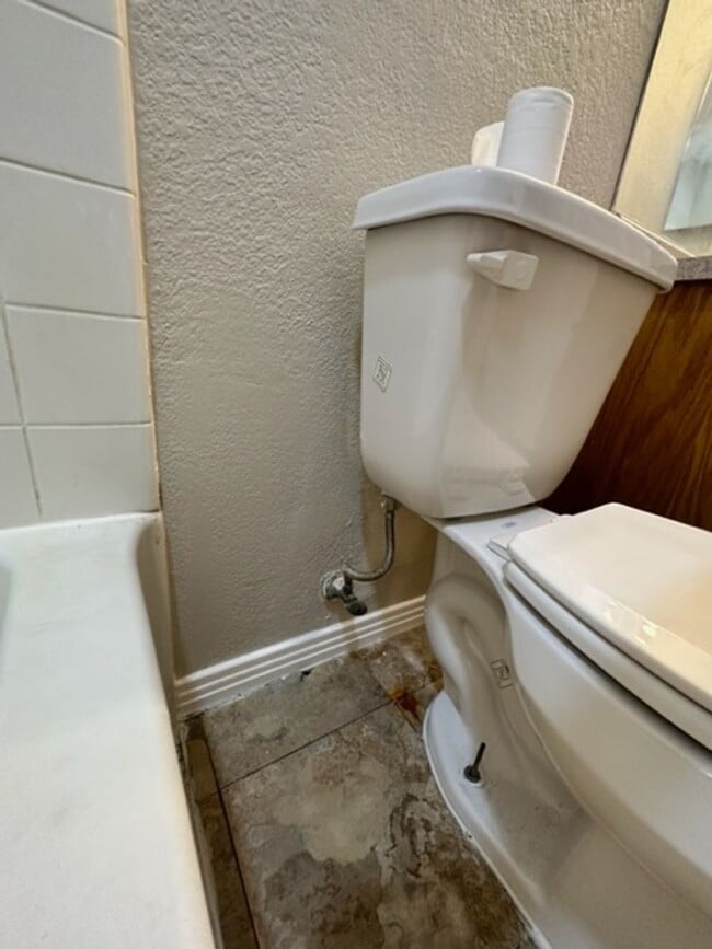 Building Photo - GREAT 2 BED, 2 BATH CONDO! READY FOR IMMED...