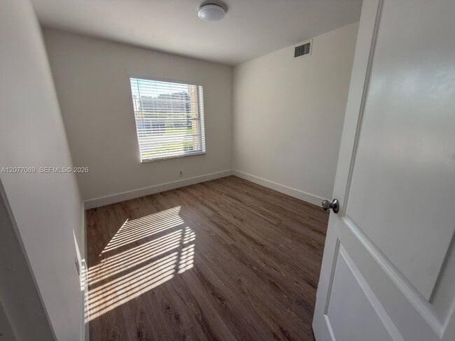 Building Photo - 9937 Three Lakes Cir