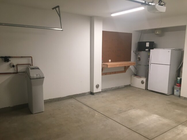 Building Photo - Completely upgraded large townhome with solar!!