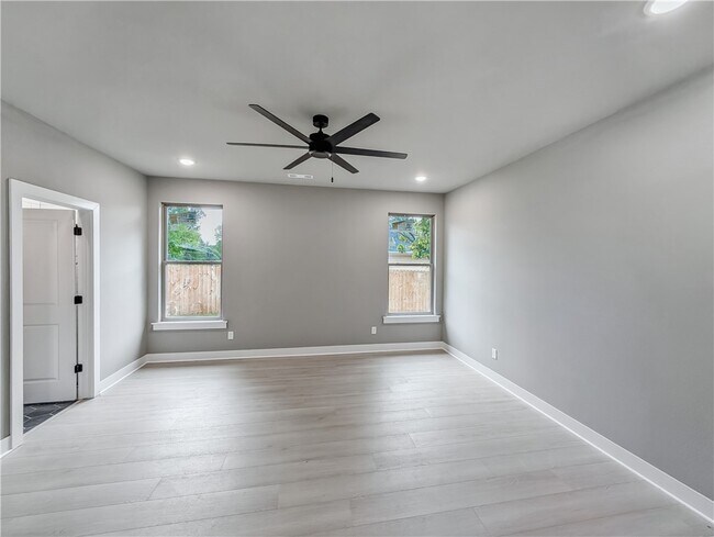 Building Photo - 10 Olmsted Cir