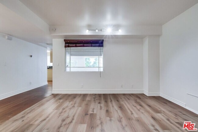 Building Photo - 435 N Oakhurst Dr