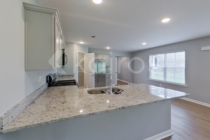 Building Photo - 657 June St