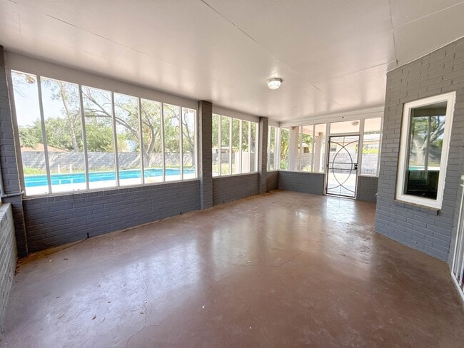 Building Photo - 405 Westmont Dr