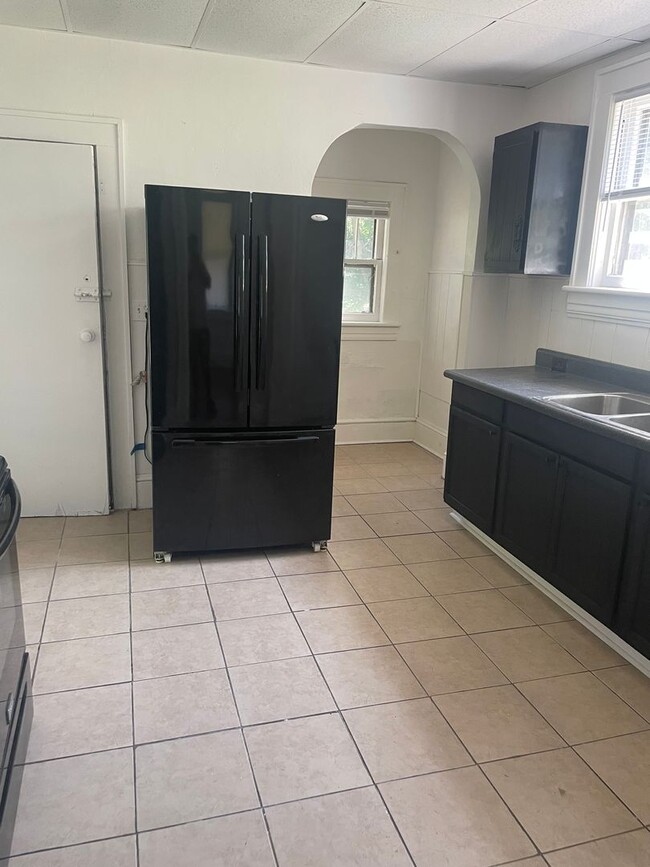 Building Photo - 3 bedroom 1 bath house for rent