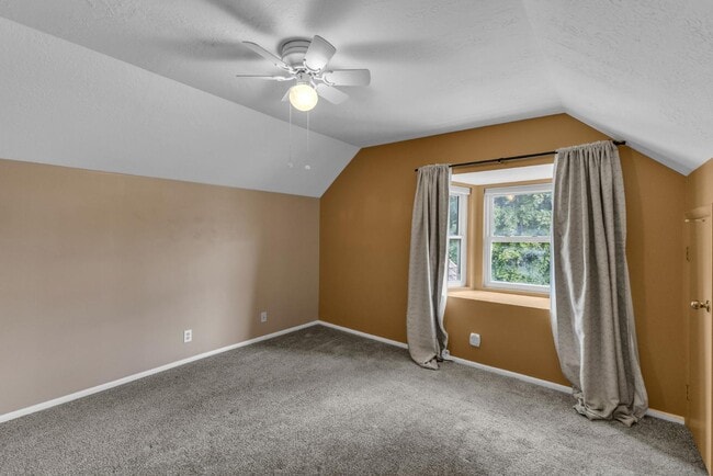 Building Photo - 951 E 700 S