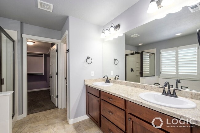 Building Photo - Beautiful Home in Midvale!