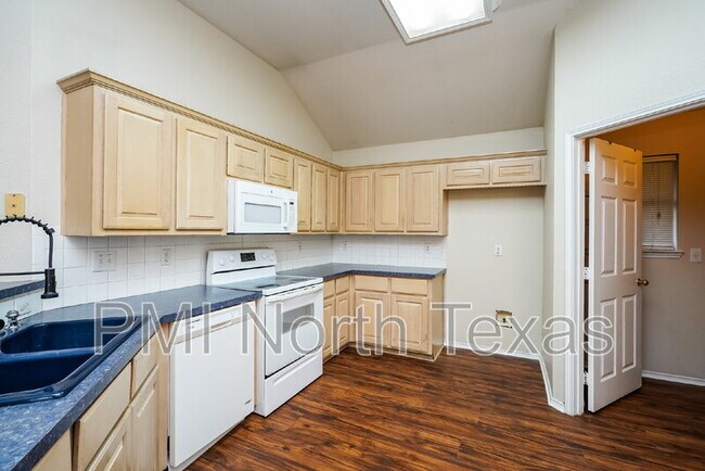 Building Photo - 10706 Robincreek Ln