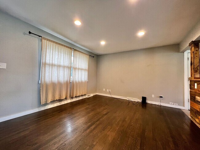 Building Photo - Beautifully Remodeled 5 Bed 2 Bath House i...