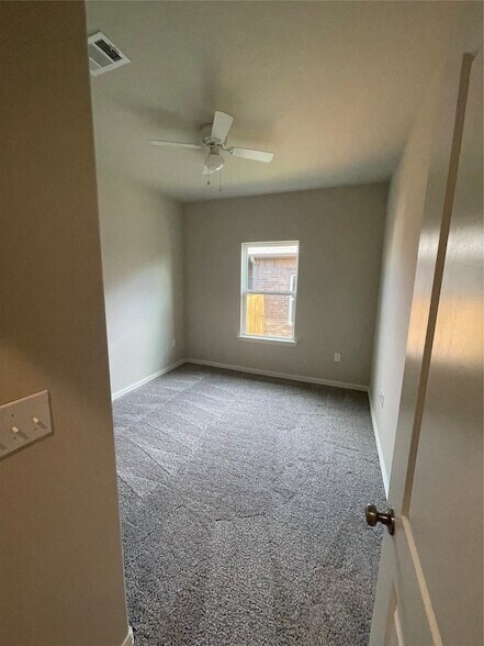 Building Photo - 2813 Peony Dr