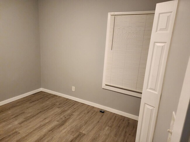 Building Photo - 11790 Outer Dr E