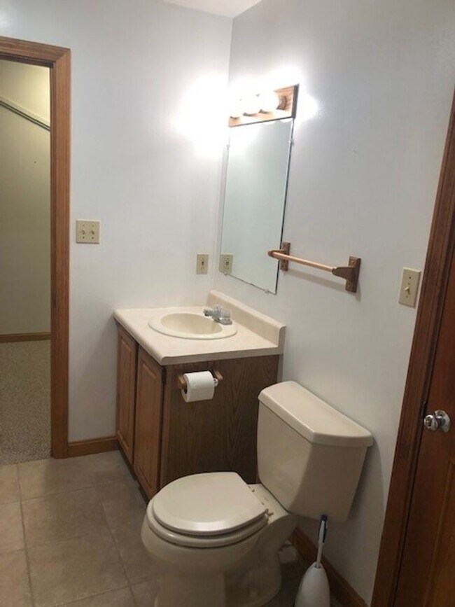 Building Photo - Spacious 2BR/1BA Condo Available Now!! - Great Residential Location!