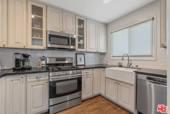 Building Photo - 1275 N Harper Ave