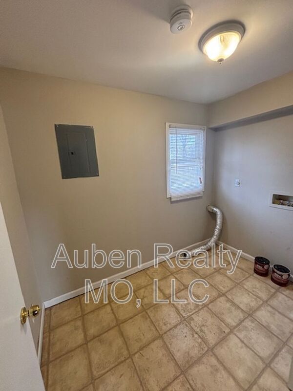 Building Photo - 8738 Thompson Ave