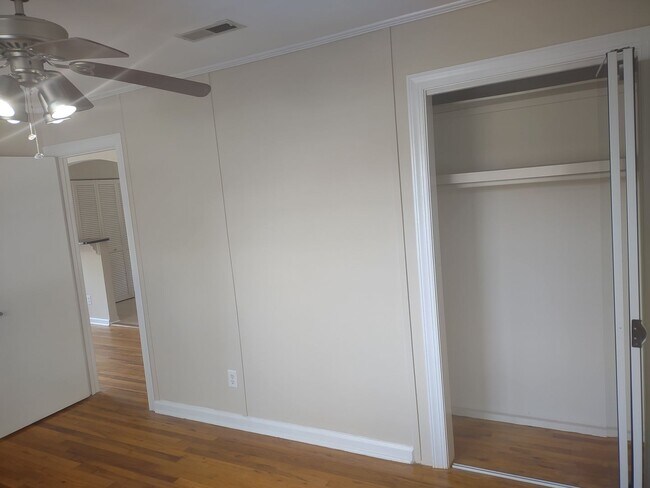 Building Photo - 2 Bedroom 1 Bath Condo in the Cottages of ...