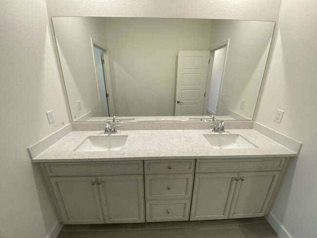 Building Photo - Gorgeous 3 bedroom 2.5 bath home in Northlake community