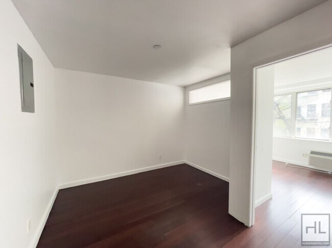 Building Photo - STANHOPE STREET / Spacious 2-Bed 1-Bath / ...