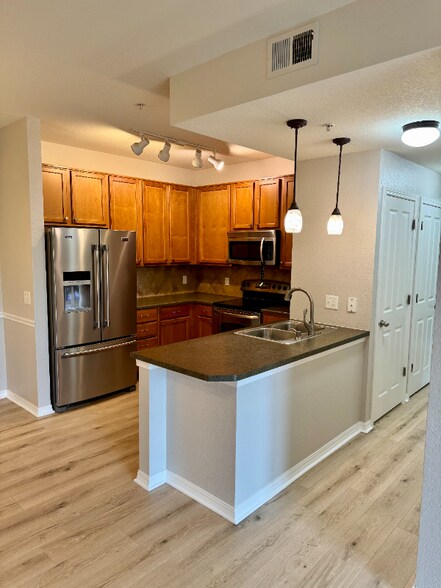 Building Photo - 804 Summer Hawk Dr