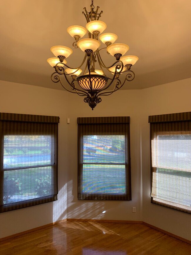 Building Photo - 4 Bedroom 3 Bath Home