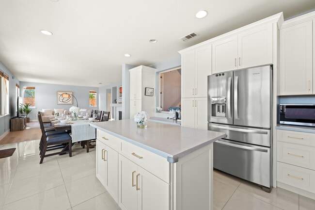 Building Photo - 10919 Mirador Dr