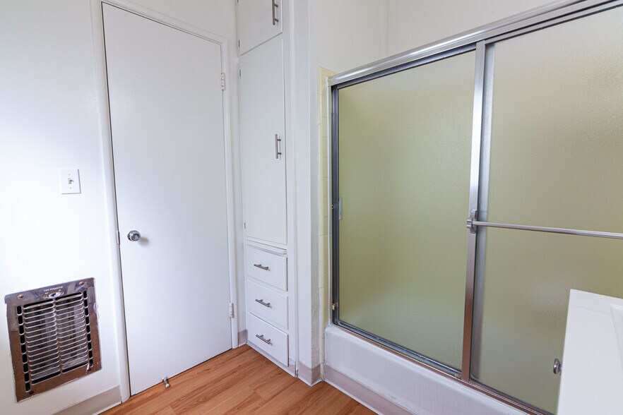 Building Photo - 669 Levering Ave