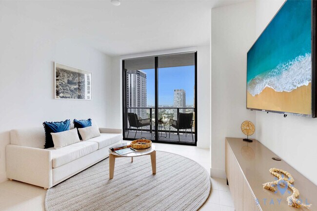 Building Photo - 601 NE 1st Ave