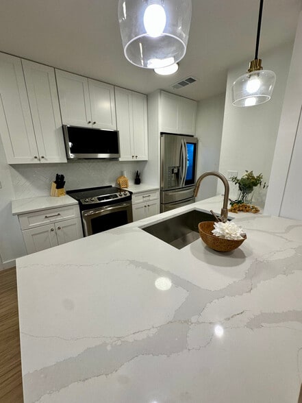 Building Photo - 6803 Hillcroft Dr