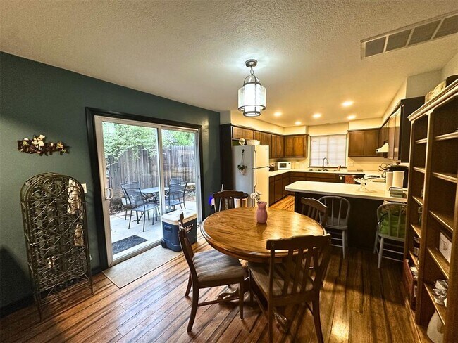 Building Photo - 6913 N Spinnaker Ln
