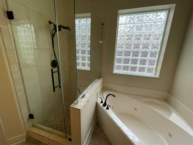 Building Photo - 1759 Lakeside Enclave Dr