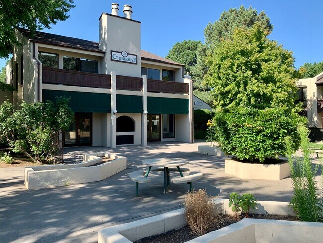 Building Photo - Lovely 2 Bedroom, 2 Bath Condo In The NE!