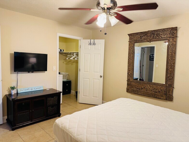 Building Photo - 520 69th Ave