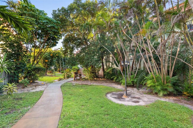 Building Photo - 811 W Oakland Park Blvd